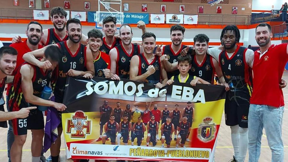 El Peñarroya celebra el ascenso a la Liga EBA de baloncesto.