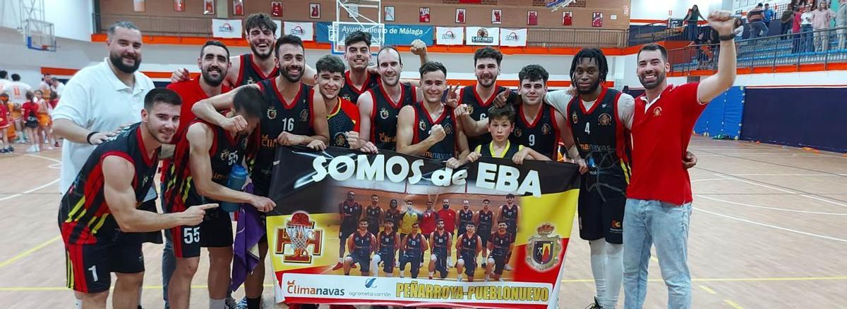 El Peñarroya celebra el ascenso a la Liga EBA de baloncesto.