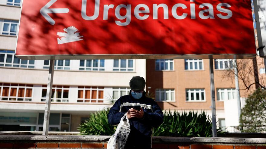 Un hombre lleva una mascarilla en el exterior de un centro sanitario en Madrid EFE/ Rodrigo Jiménez