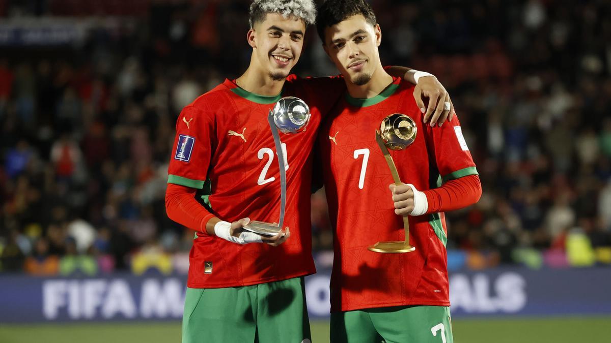 Yassir Zabiri (i) y Othmane Maamma, de Marruecos, posan con sus trofeos de mejores jugadores del Mundial Sub-20 en el estadio Nacional de Santiago de Chile. EFE/Elvis González