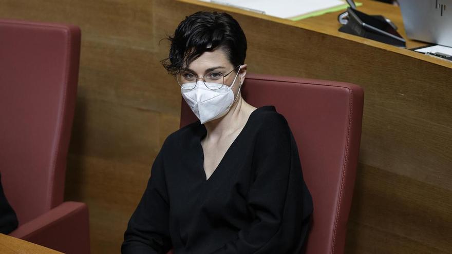 Vídeo: El emotivo recibimiento de les Corts a Aitana Mas tras anunciar que sufre cáncer