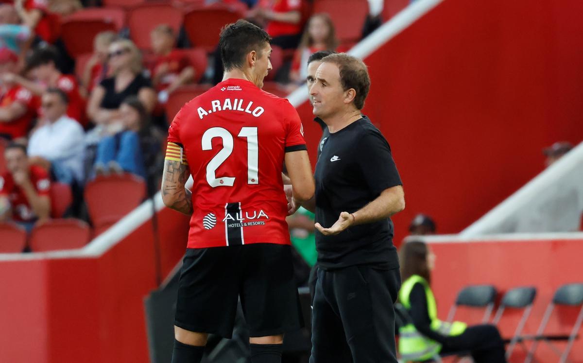 Raíllo dialoga con Jagoba Arrasate en un choque de la temporada 25-26.