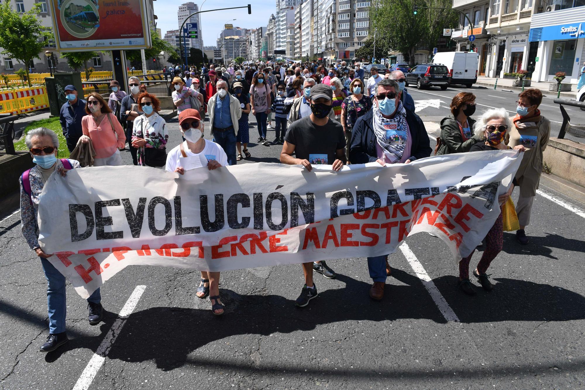 800 personas se manifiestan en contra de la venta de los muelles de A Coruña