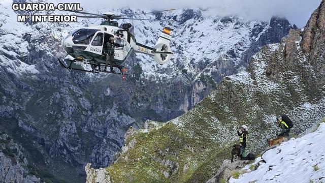 Extracción del cadáver por los agentes del GREIM de Sabero. | GUARDIA CIVIL