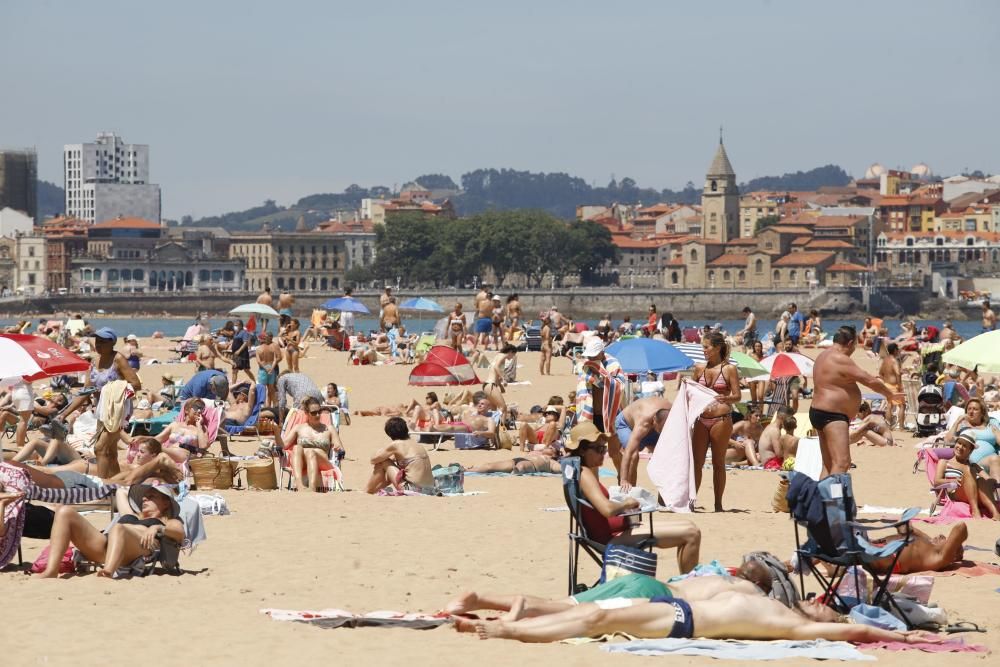 Cerrada la playa de San Lorenzo por completar su aforo de bañistas