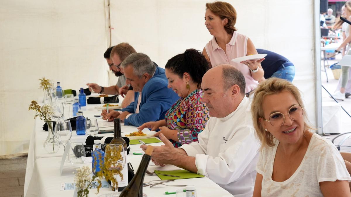 Jurado del certamen degustando uno de los platos