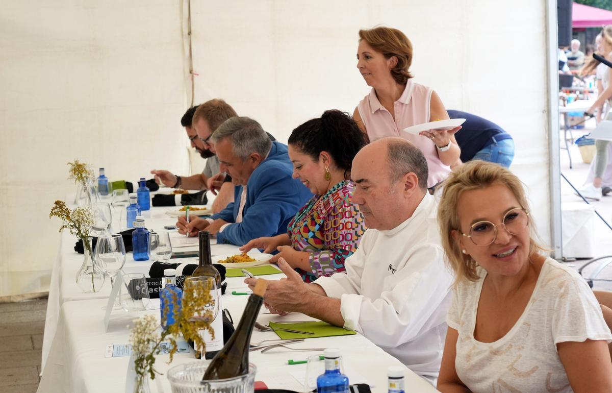 Jurado del certamen degustando uno de los platos