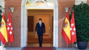 El presidente del Gobierno, Pedro Sánchez, acude a recibir a la presidenta de la Comunidad de Madrid, a 9 de julio de 2021, en el Palacio de la Moncloa, Madrid, (España). El encuentro, que se produce después de ser investida por segunda vez como máxima di