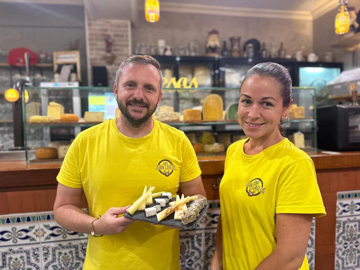 Inma Gutiérrez y Alejandro Carranza, matrimonio copropietario del Bar Juan Carlos, en Triana.