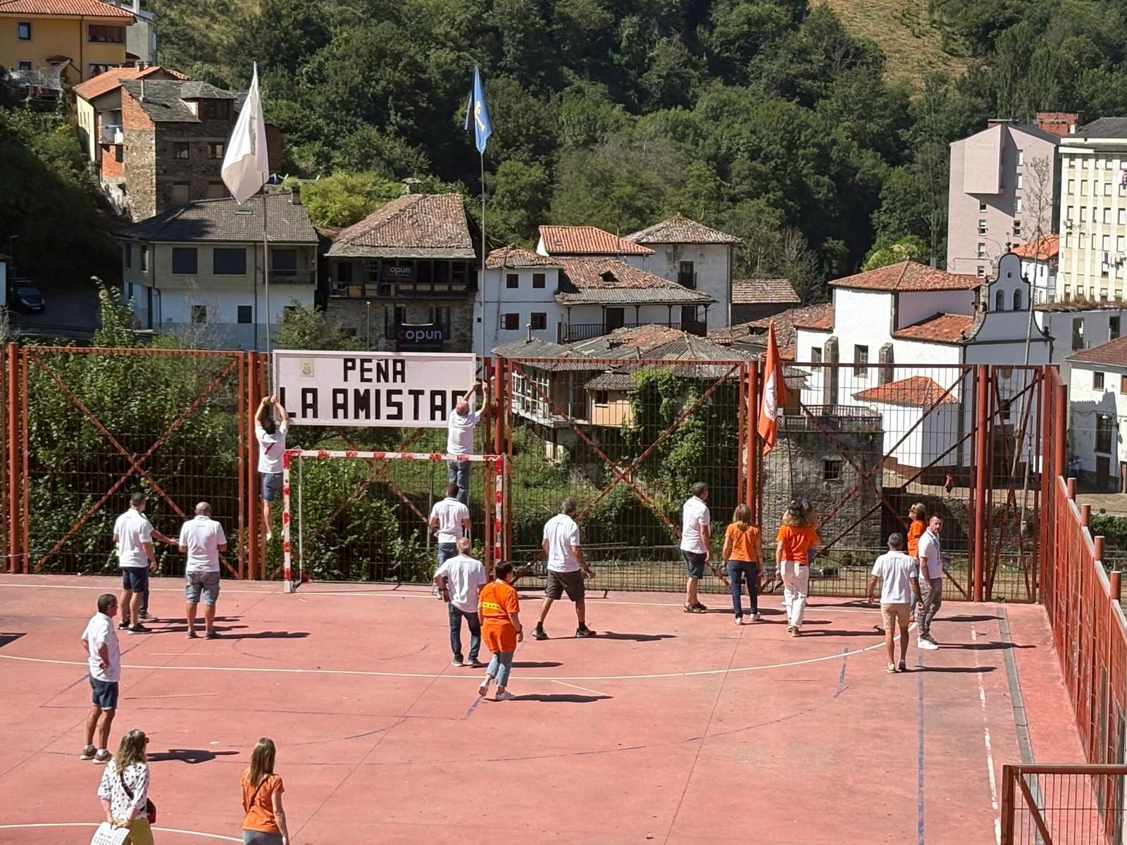 Los gigantes y cabezudos llenan de color y música Cangas del Narcea