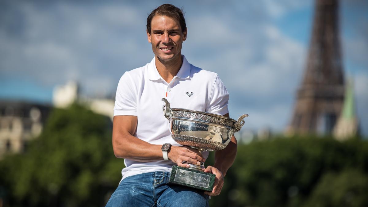 Nadal posa con su último trofeo de ganador en París