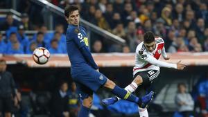 Quintero dispara ante Gago, durante el River-Boca.