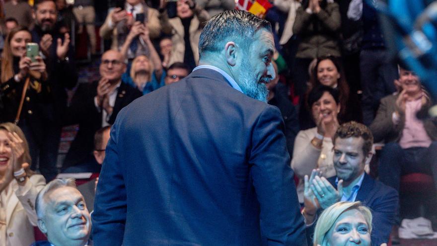 Una activista de la organización feminista Femen interrumpe la cumbre de Patriotas al grito de &quot;al fascismo ni un paso más&quot;