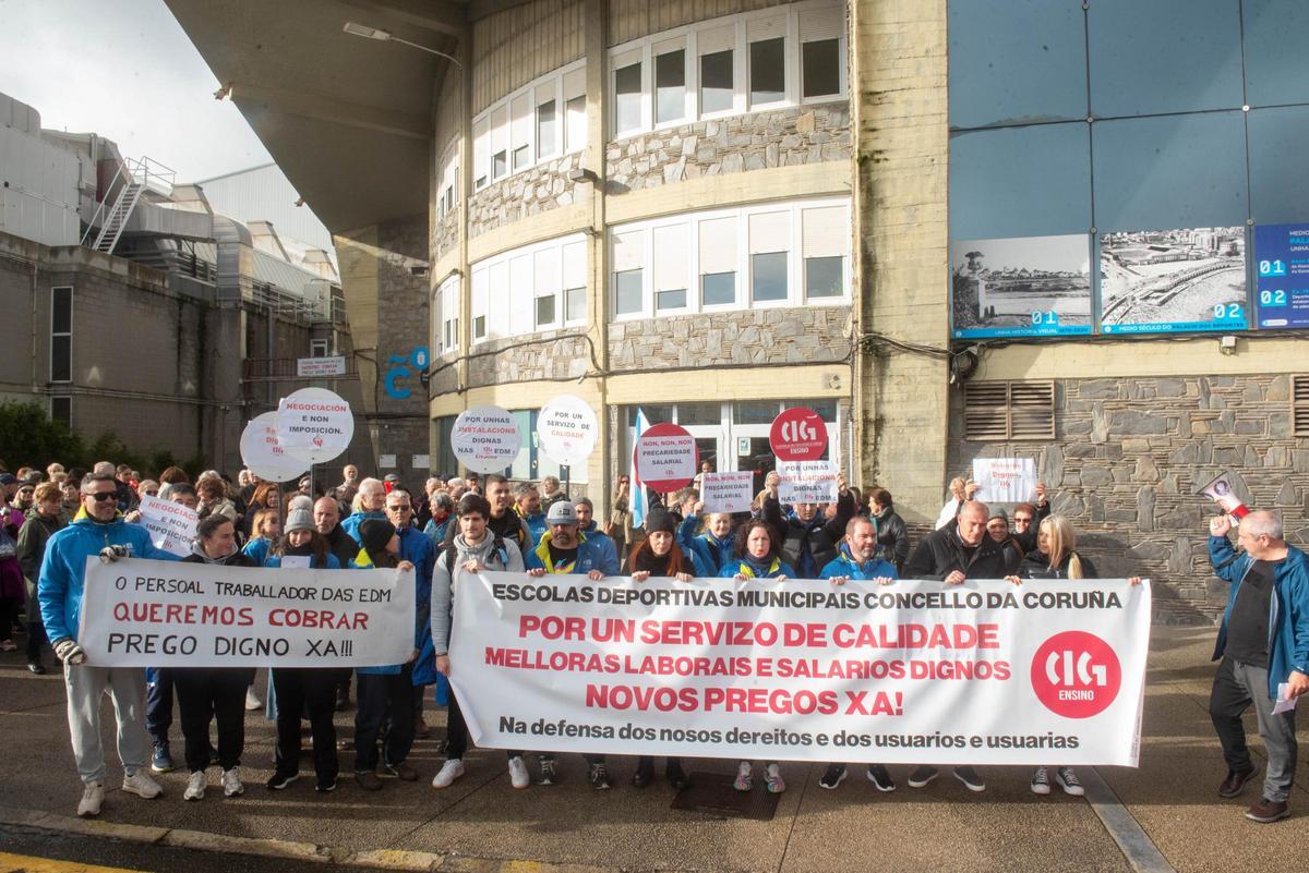 Manifestación en el Palacio de los Deportes del personal de las Escuelas Deportivas