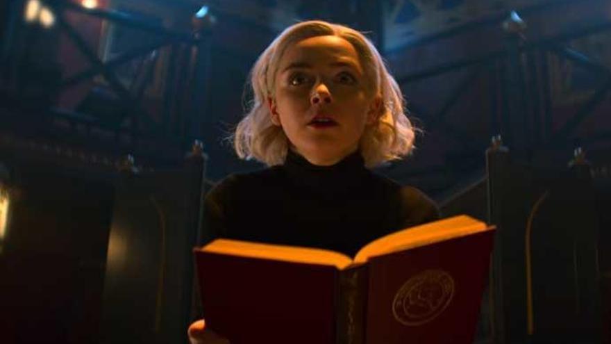 Kiernan Shipka interpretando a Sabrina.