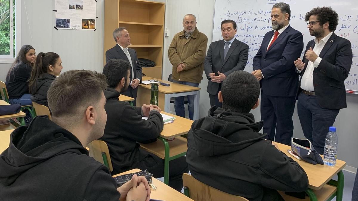 El ministro de Exteriores, José Manuel Albares, durante la visita a un colegio financiado por España en la zona cero de la explosión en el puerto de Beirut en 2020.