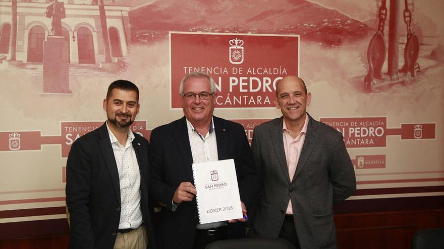 El teniente alcalde de San Pedro, Rafael Piña, y el edil de Hacienda, Manuel Osorio, junto a un asesor.