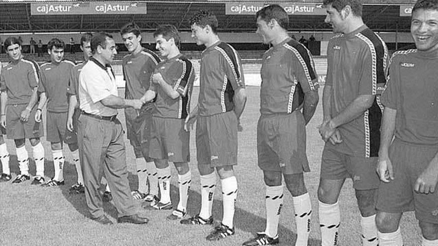 Moli, como presidente, saluda a los jugadores del Caudal durante una pretemporada.