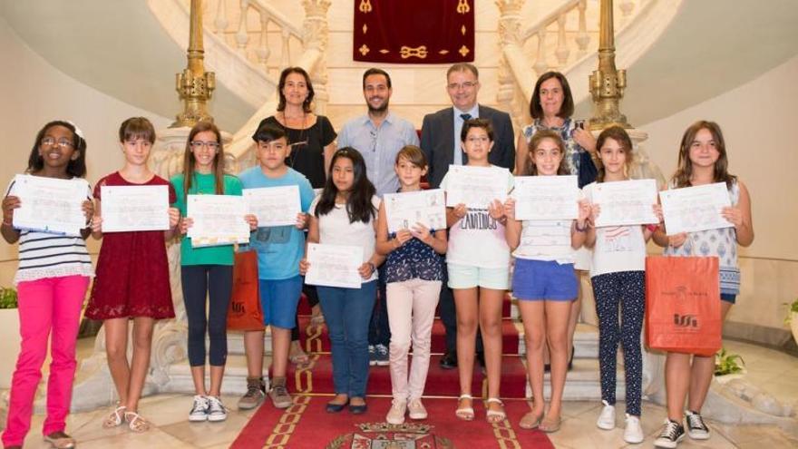 Foto de familia con los diplomas en mano.