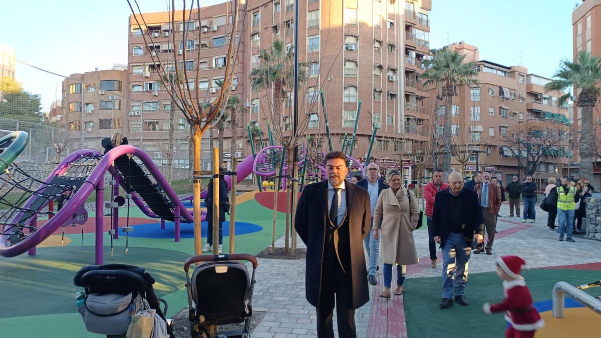 Barcala visita la nueva zona de juegos infantiles de la plaza de San Blas