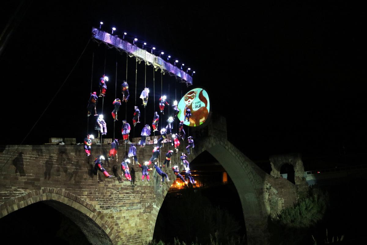 Tot a punt per a la representació de la llegenda del pont del Diable, clímax de la Fira de Primavera de Martorell