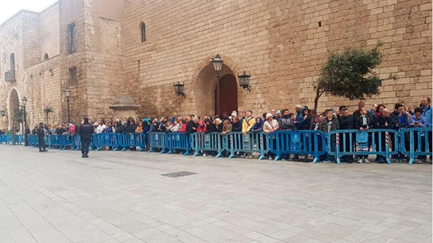 Expectación en La Seu para ver a los Reyes en la misa de Pascua