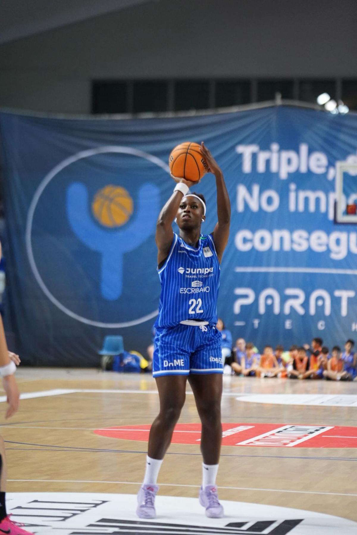 Capel, jugadora del Azulmarino, lanza a canasta durante un partido en Son Moix.
