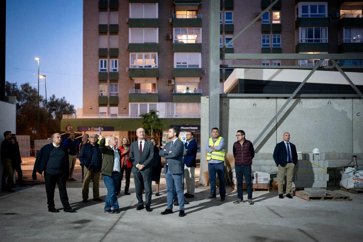 Visita del alcalde y el edil del Distrito Este, Carlos Conde, a las obras de Valle Inclán.