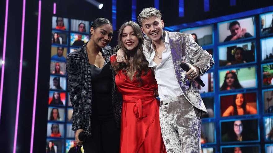 La coruñesa Eva Barreiro (centro) junto a los finalistas Nia y Hugo.