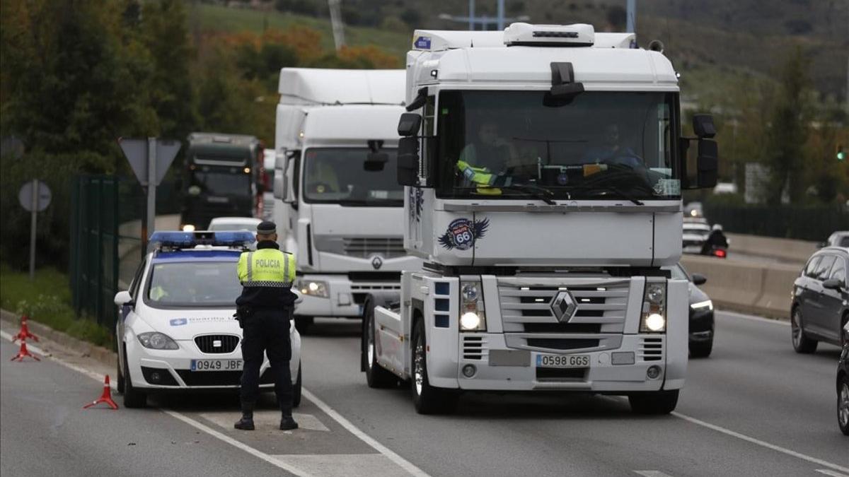 Marcha lenta de camiones en la Ronda de Dalt