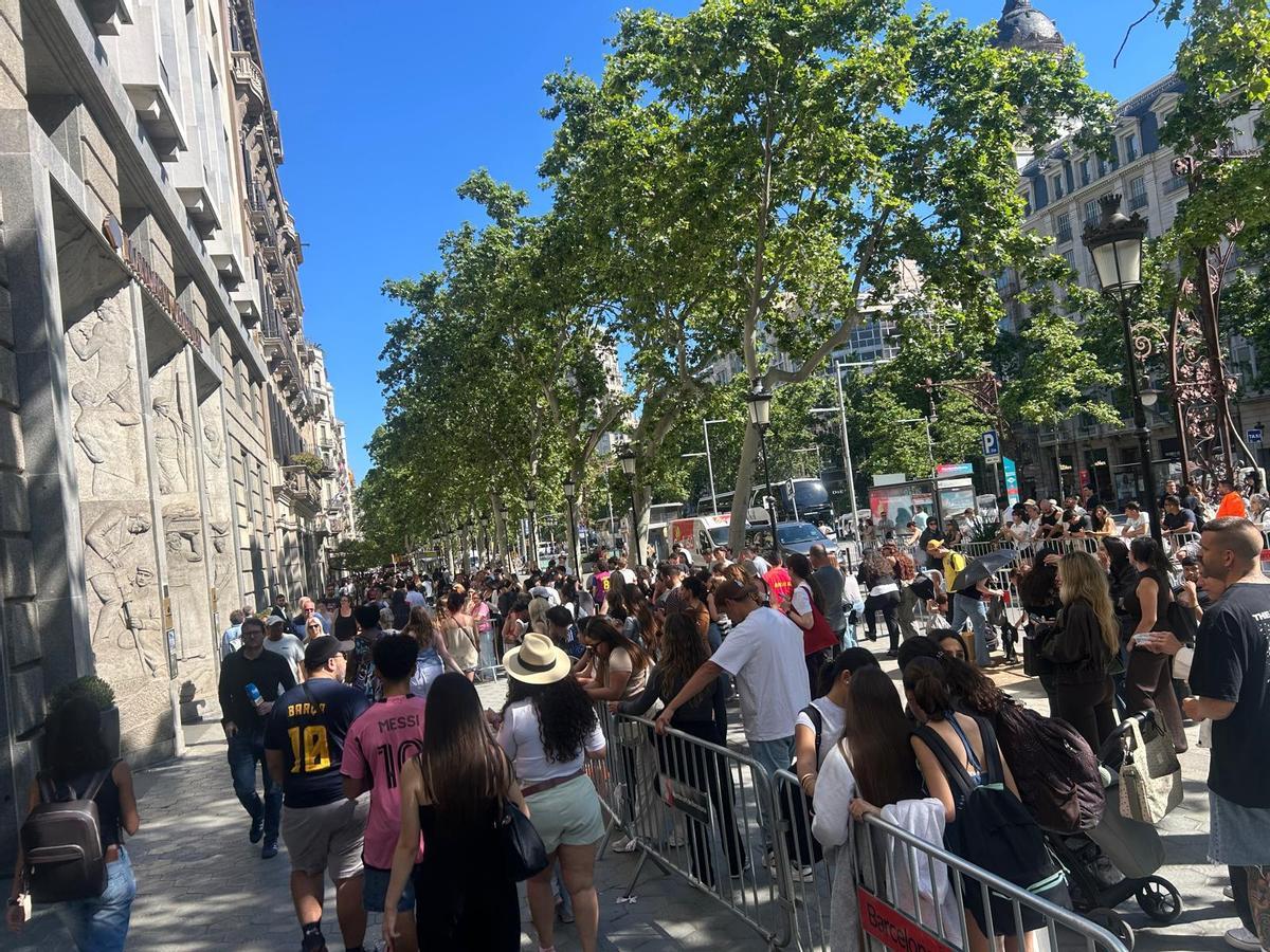 Multitud de personas esperando a Bad Bunny a las puertas del hotel Mandarin Oriental Barcelona