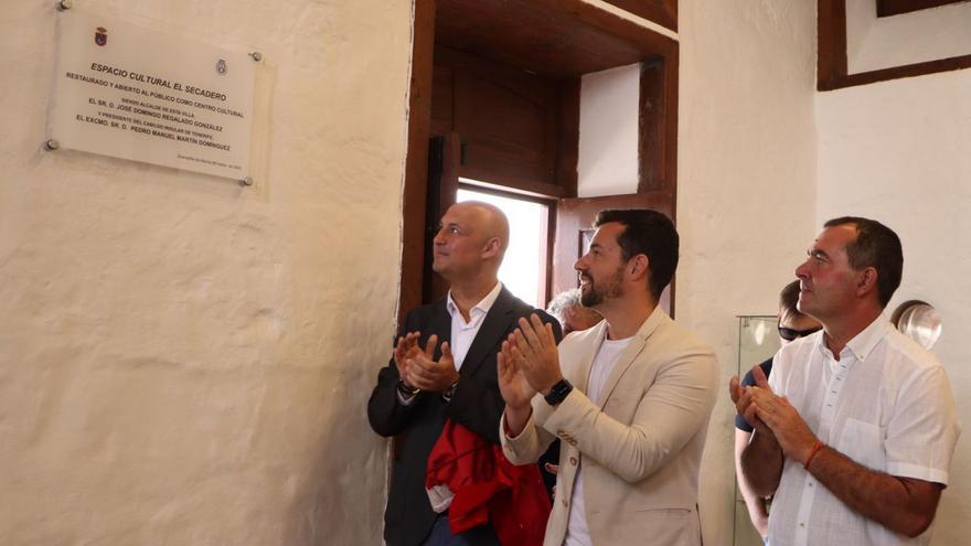 El alcalde, José Domingo Regalado, junto a la placa que atestigua la restauración del inmueble, ayer.