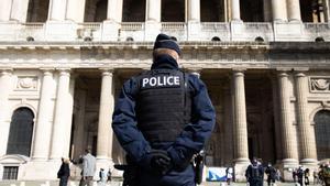 Archivo - Un agente de la Policía francesa