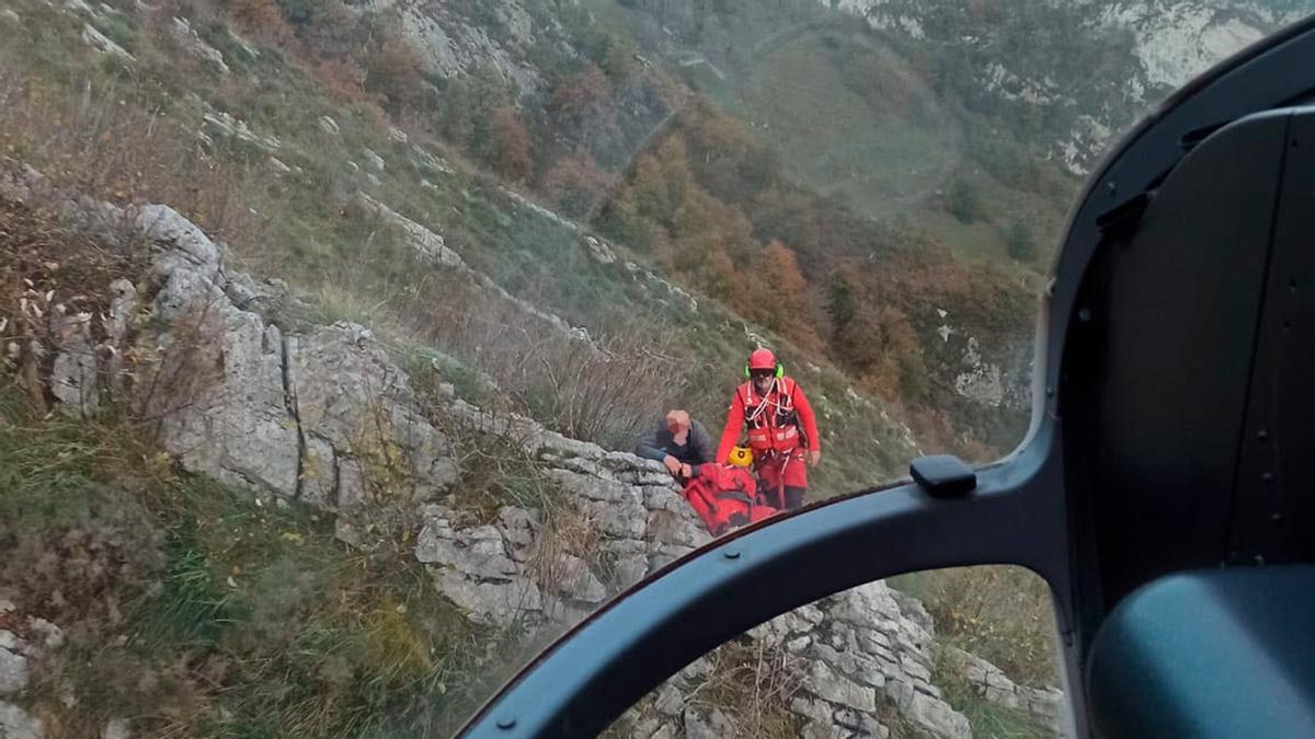 Rescatan en helicóptero a 12 personas que se habían desorientado en una ruta en Ponga