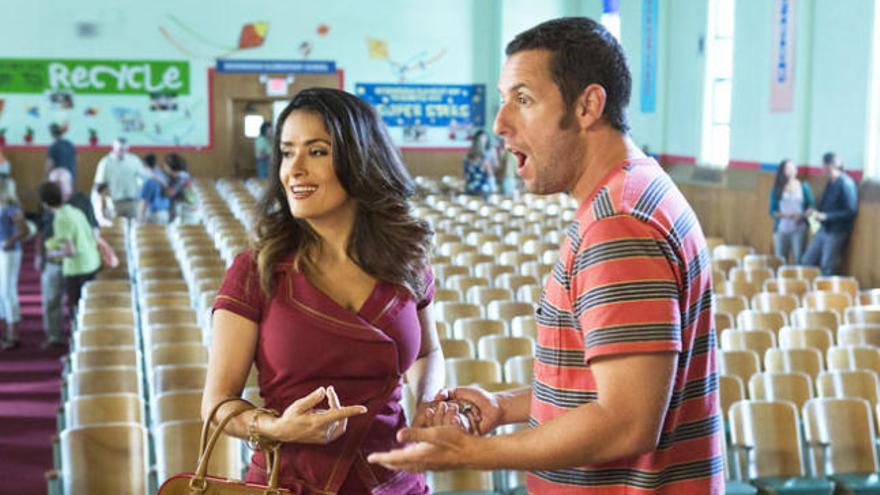 Salma Hayek y Adam Sandler en &#039;Niños Grandes 2&#039;.