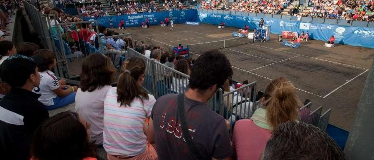 Asistentes a uno de los partidos del tenis-playa en su última edición, en 2013.