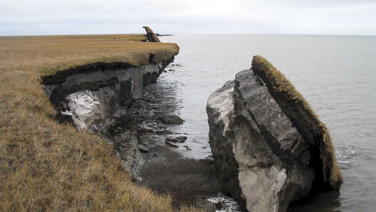 Bloque colapsado de permafrost rico en hielo a lo largo de Drew Point, Alaska.