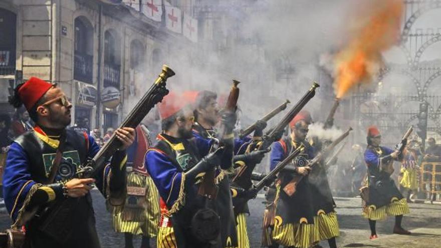 Los actos de arcabucería son un pilar fundamental de las fiestas de Moros y Cristianos.