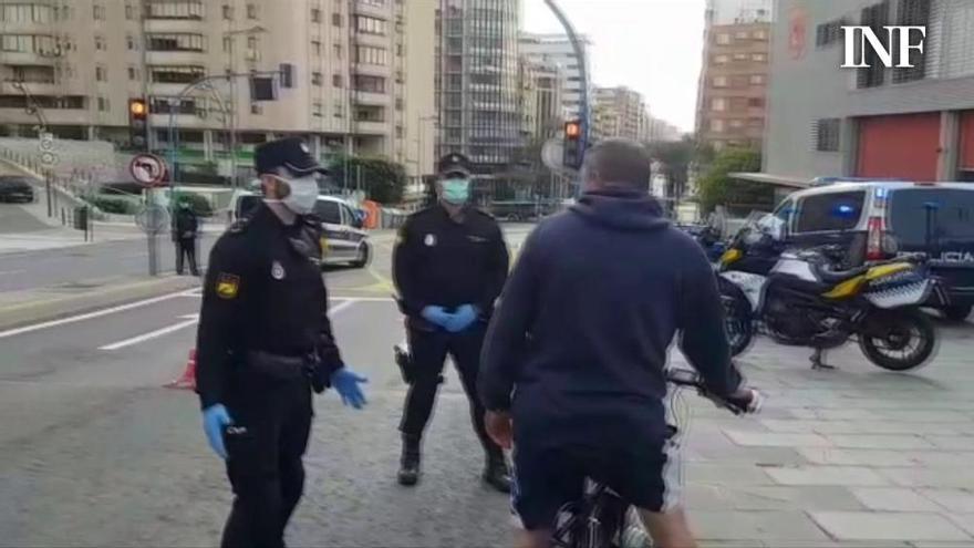 La Policía para a un hombre que paseaba en bicicleta por el centro de Alicante durante la cuarentena por coronavirus