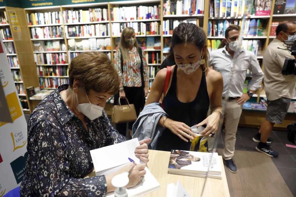 Celia Villalobos firma en Málaga ejemplares de su libro 'La política apasionada'
