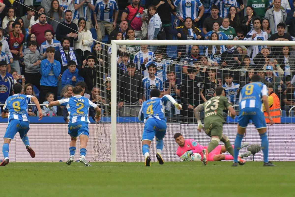 Álvaro Ferllo detiene el penalti de Diawara en el partido entre el Deportivo y el Leganés en Riazor.