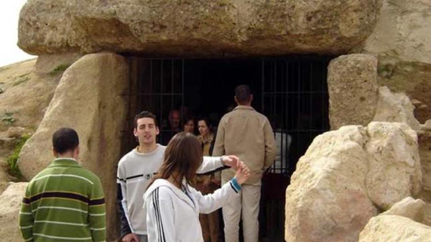 Visitantes a la entrada de uno de los Dólmenes de Antequera.