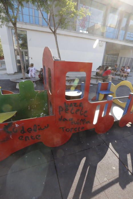 Desperfectos en la plaza de Francesc Cantó