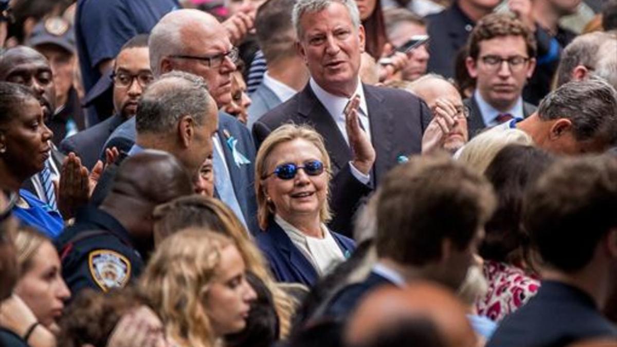 LA 'ZONA CERO' Clinton, con gafas oscuras, sigue los actos por el 11-S.