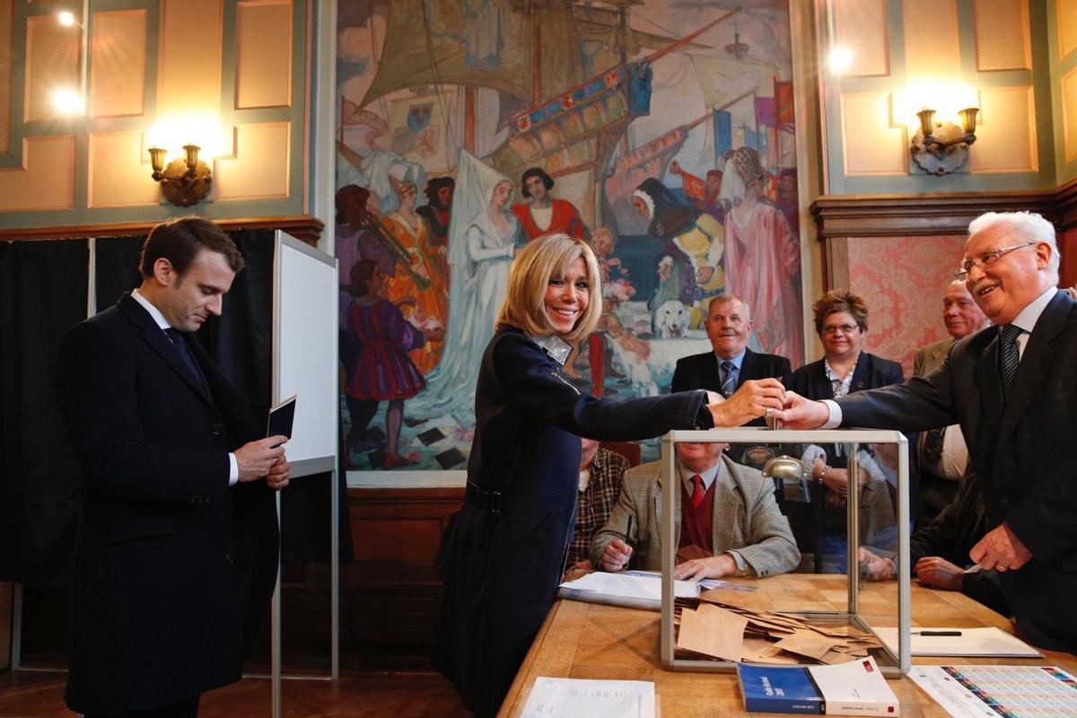Brigitte Trogneux, votando el las elecciones francesas