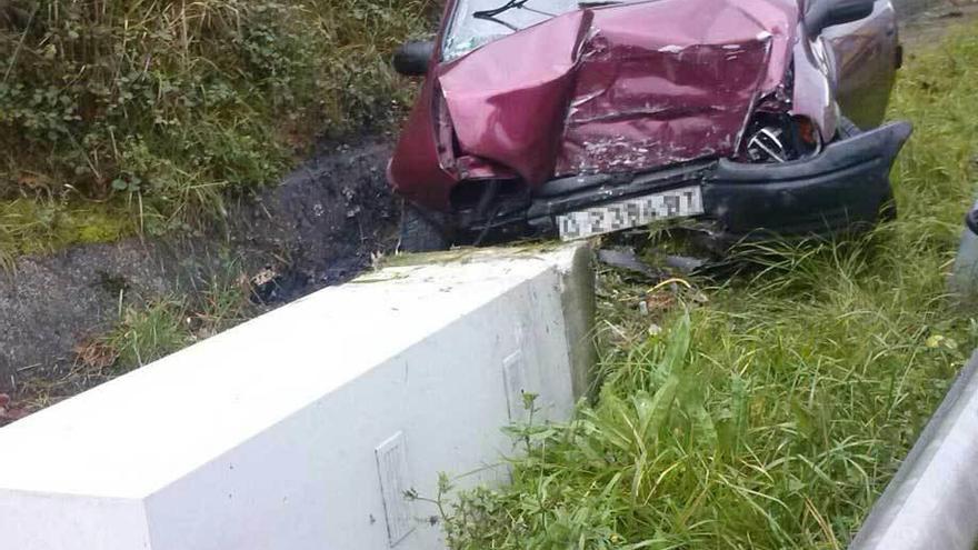 El coche siniestrado, en la cuneta junto al cajetín del radar.