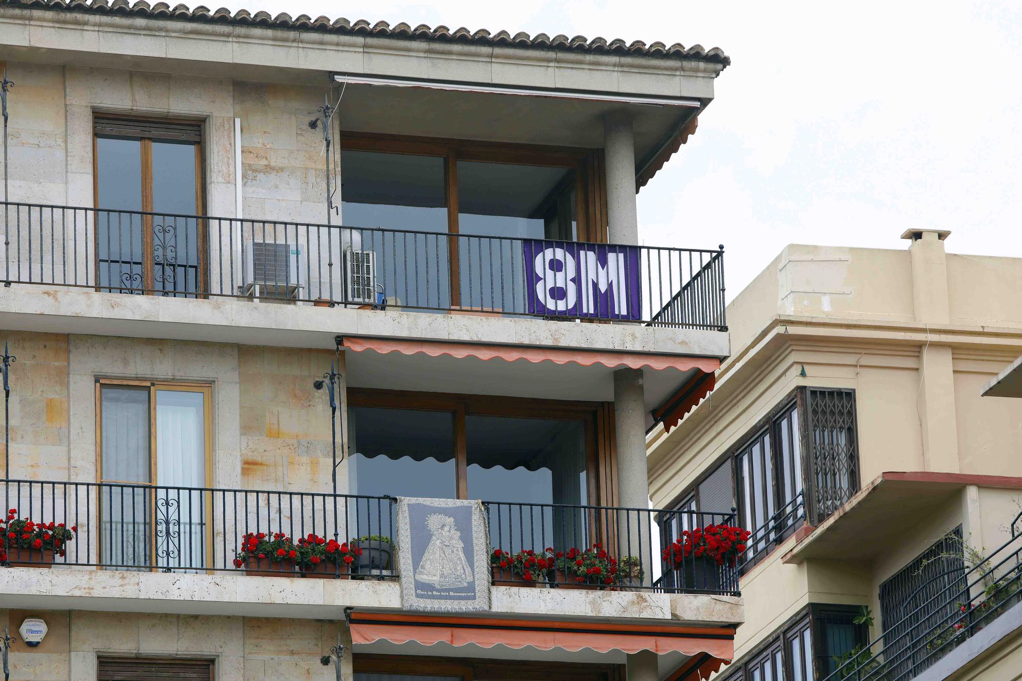 València engalana sus balcones por el 8M