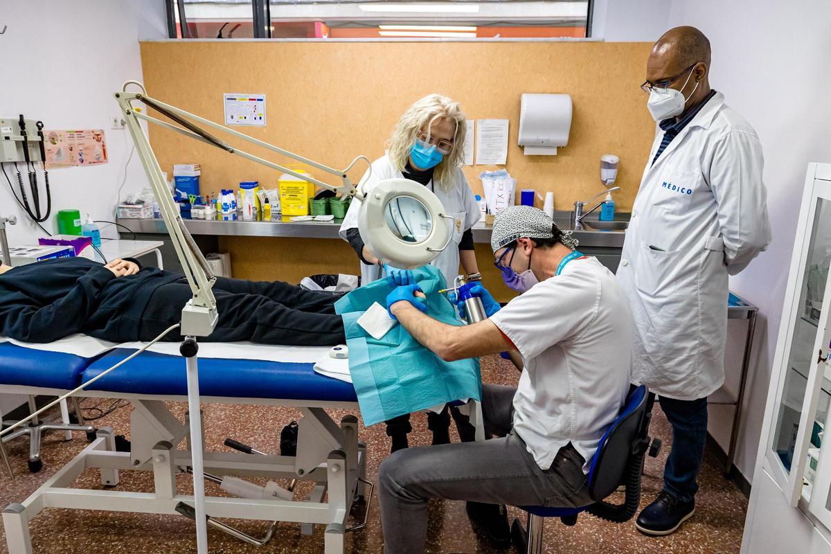 Un médico realiza una cirugía menor en un centro de salud de Benidorm.