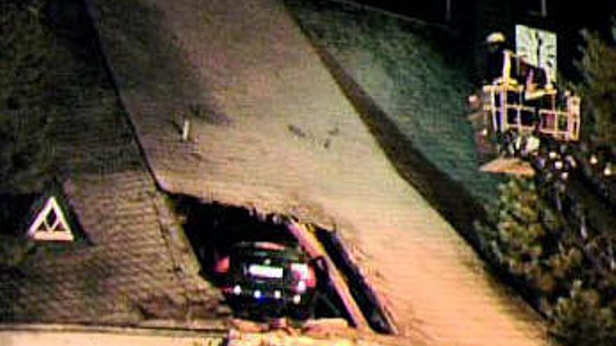 Herido un hombre tras empotrar su coche contra el tejado de una iglesia en Alemania