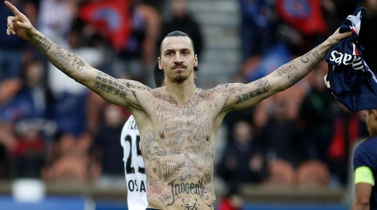 El jugador del PSG, Zlatan Ibrahimovic, mostra els seus tatuatges en la celebració d’un gol.